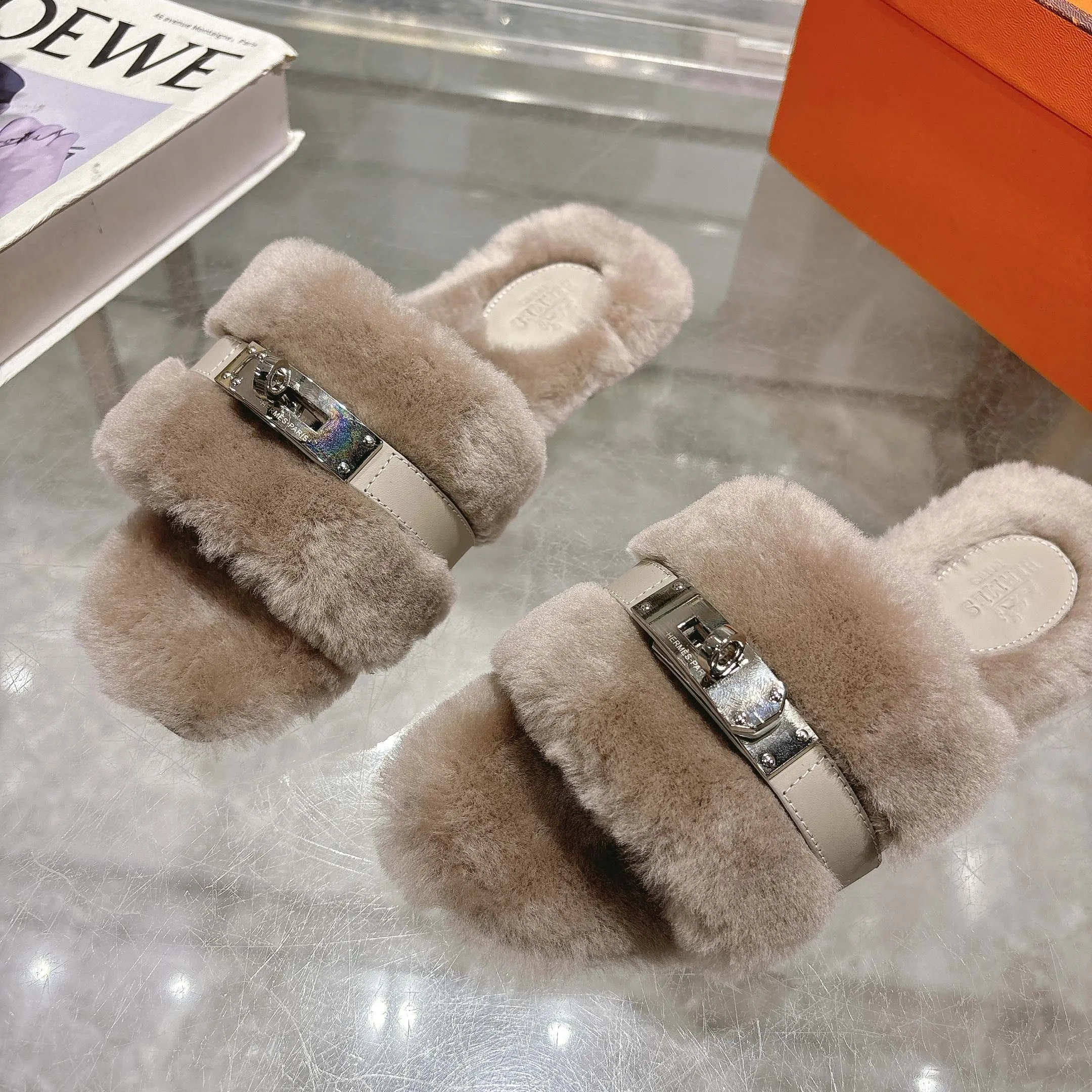 👟👟Ex-factory price 500👟👟 Purchasing agent level Hermes Hermès second uncle hair slippers are in stock all year round. 2025 new and new colors official website, Xiaohongshu synchronizes the latest color matching Hermès hot models are hot online, upgraded workmanship, high quality! Fashionable small wool H-trailers, autumn and winter style flat-soled wool mop, can be customized without standard, non-refundable and non-exchangeable. Fabric: Imported lamb's roll real wool. Lining: Imported lamb's roll real wool. Outsole: Genuine leather outsole. Size: 35-43, [Note: 41, 42, 43 customized]